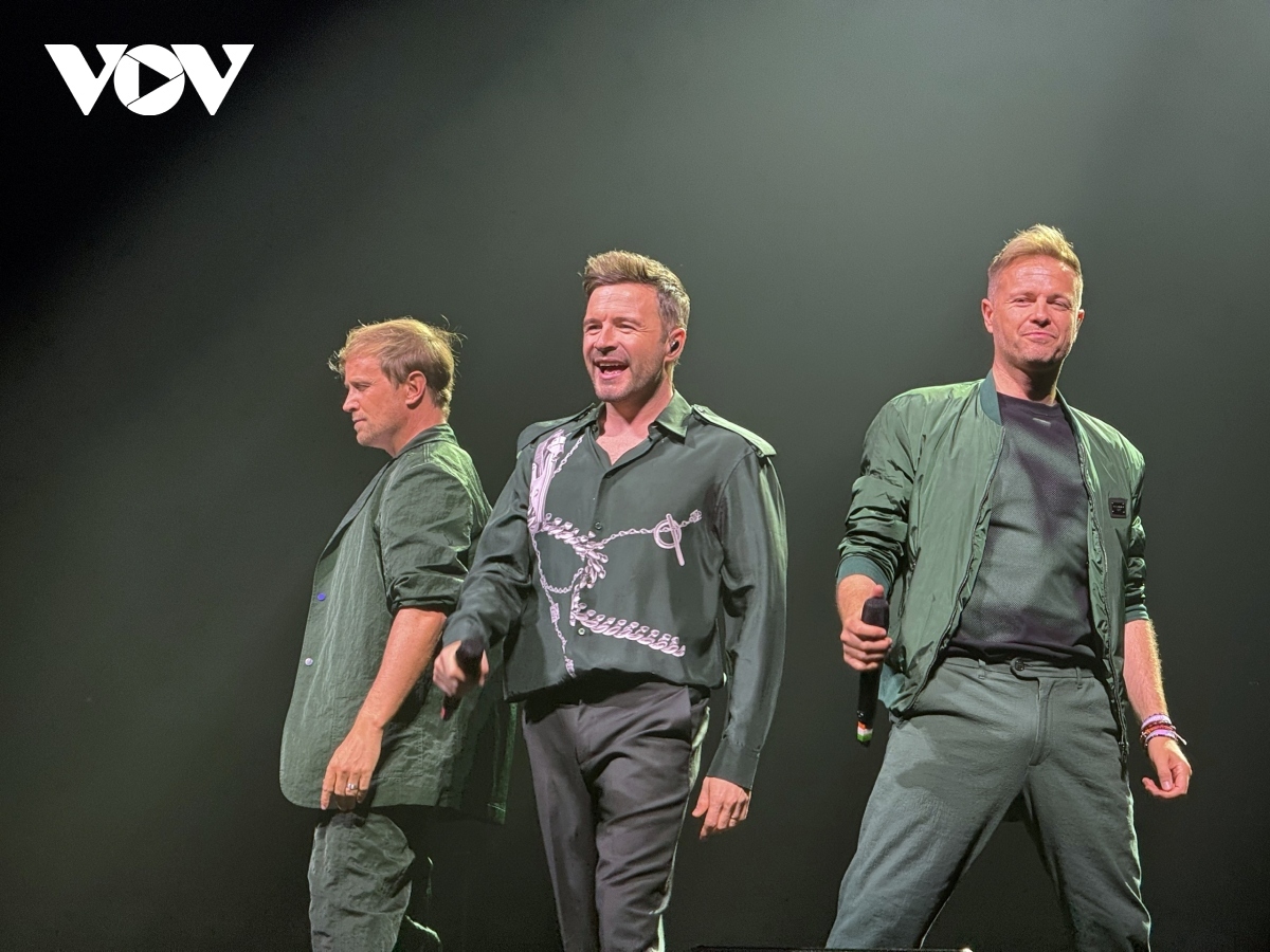 In their return to Vietnam this time, apart from Kian Egan, Nicky Byrne and Shane Filan, Mark Feehily has not been able to join the tour due to health problems.