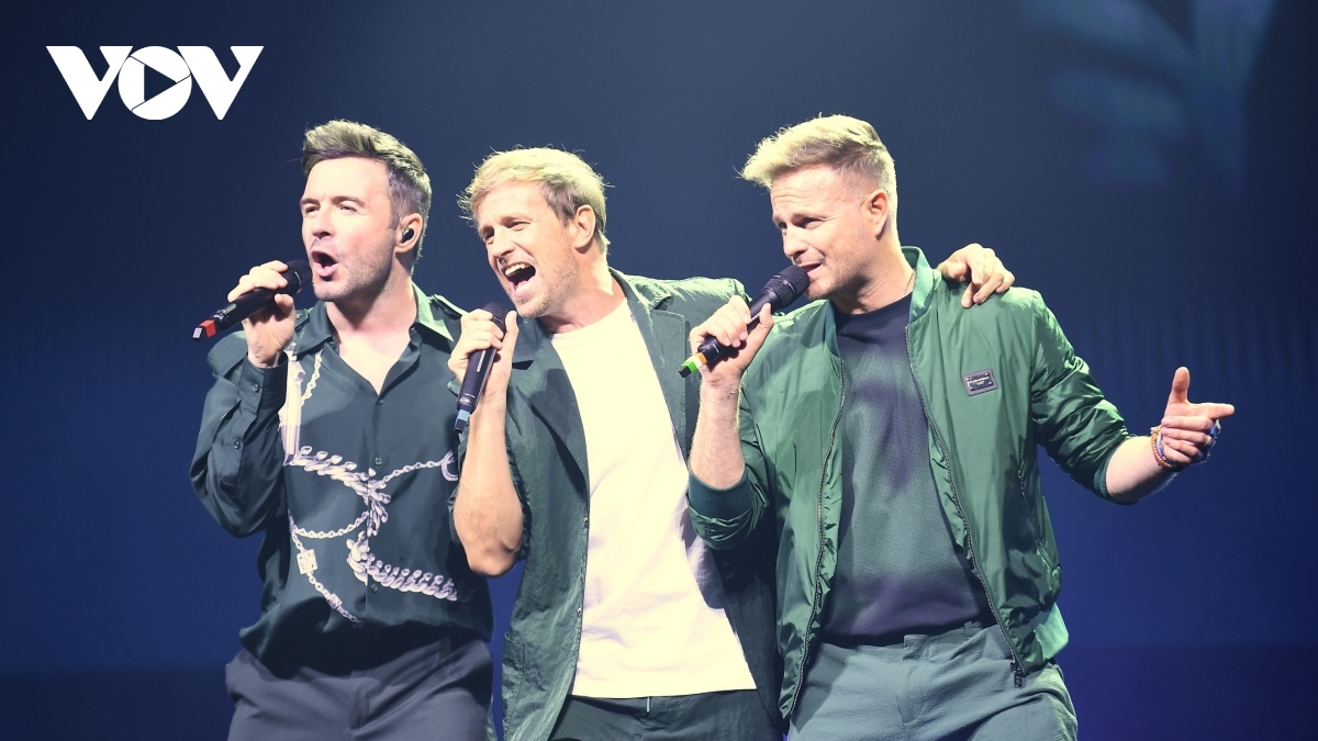 During their performance the three men play their sweetest love songs, many of which were hugely popular among Vietnamese audiences in the 1990s and 2000s, such as “My Love”, “I Lay My Love on You”, “Fool Again”, “Soledad”, “Uptown Girl”, “Seasons In The Sun”, “Flying Without Wings”, and “Swear It Again”.