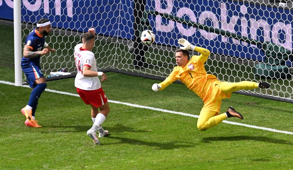 Thủ thành Wojciech Szczesny đang chơi rất tốt (Ảnh: Reuters).