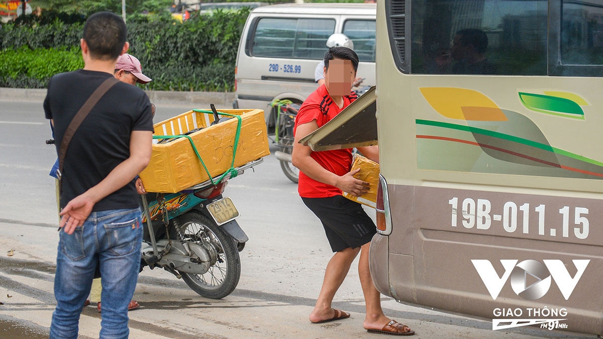 Tình trạng xe khách đi ''rùa bò'', dừng đỗ, đón trả khách tùy tiện diễn ra phổ biến trên các tuyến đường quanh khu vực bến xe tại Hà Nội (Ảnh - Phúc Tài)