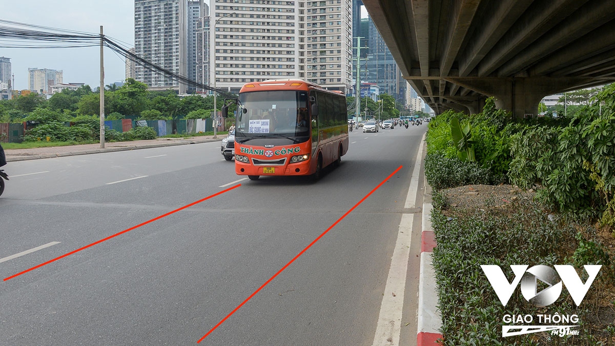Việc cấm xe khách lưu thông ở làn ngoài cùng bên phải (giáp vỉa hè) còn có thể đảm bảo an toàn cho những người tham gia giao thông yếu thế hơn (Ảnh - Phúc Tài)