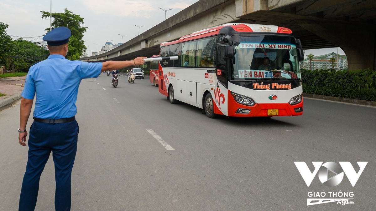 Đại diện Thanh tra Sở GTVT Hà Nội đề xuất cấm xe khách ở làn ngoài cùng (giáp vỉa hè) đường Phạm Hùng để ngăn chặn tình trạng xe khách xếp hàng ''diễu phố'' (Ảnh - Phúc Tài)