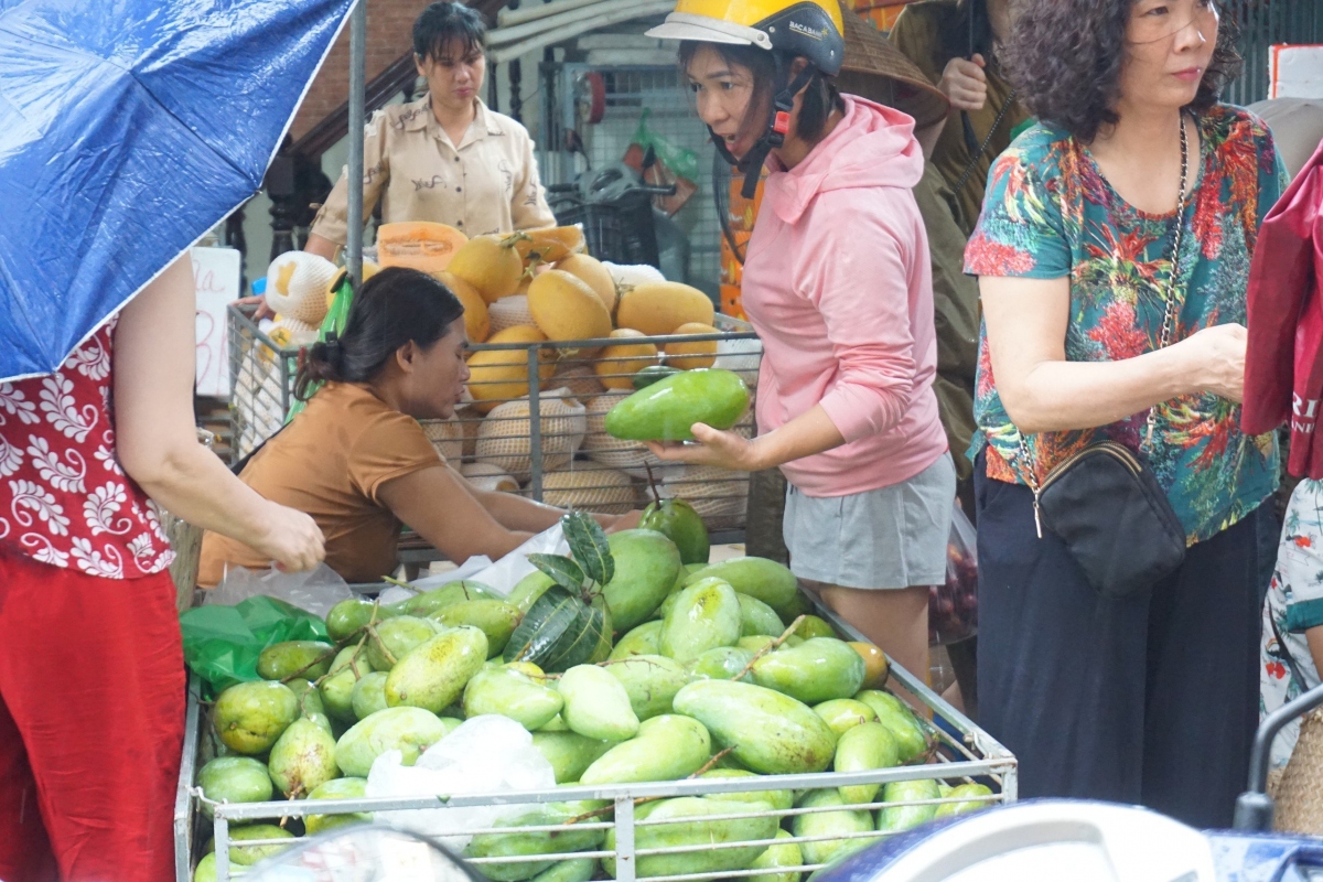Xoài cát có giá từ 55.000 đồng/kg cũng là một loại quả được ưa chuộng trong ngày này