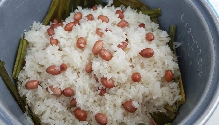 Cách nấu xôi đậu phộng bằng nồi cơm điện nhanh, đơn giản. (Ảnh: Cooky)