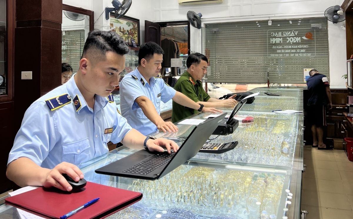 Cục Quản lý thị trường tỉnh Thanh Hóa đã ra quân kiểm tra liên tiếp 5 cơ sở kinh doanh vàng trên địa bàn tỉnh