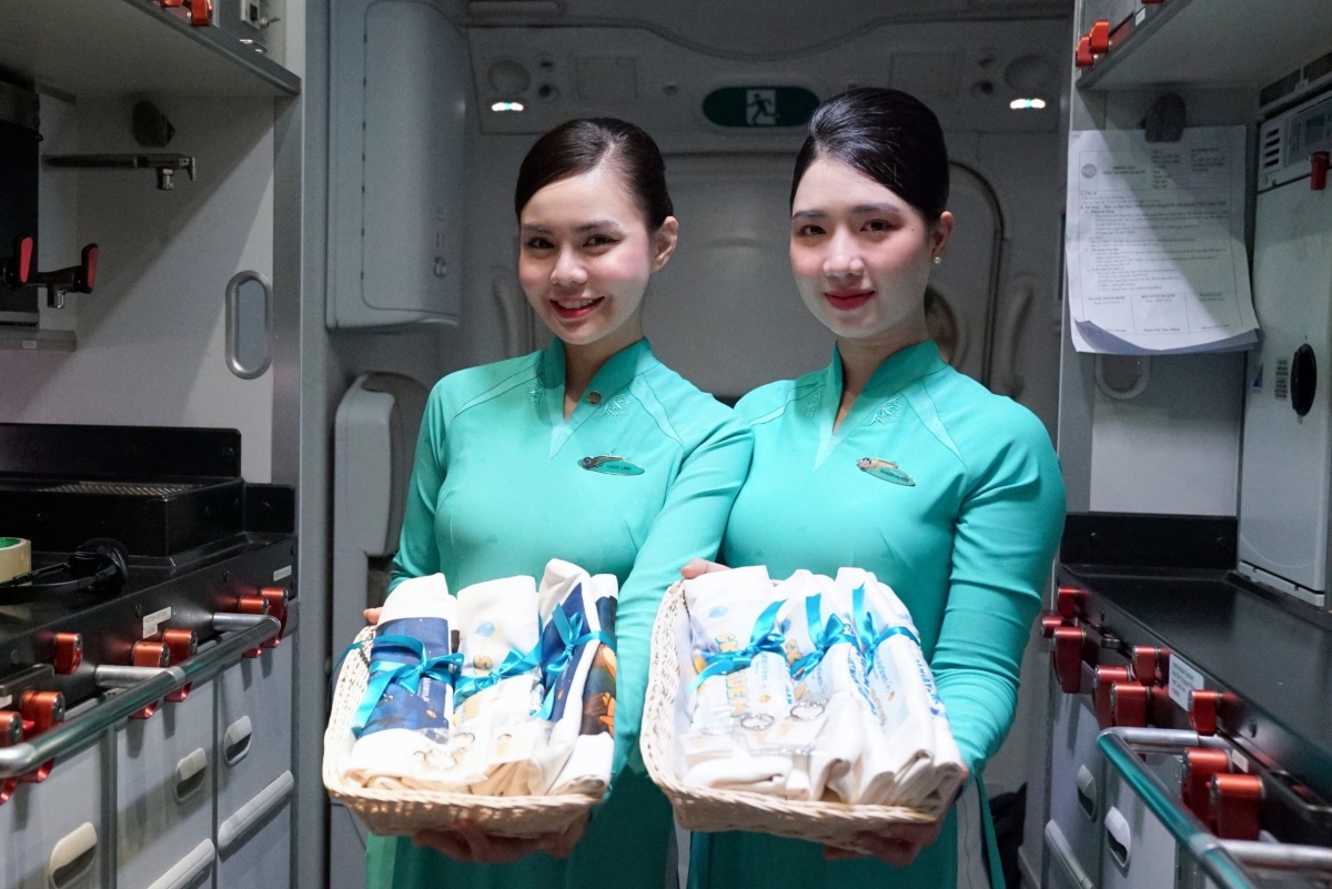 Với mong muốn mỗi chuyến bay là những trải nghiệm thú vị, những kỉ niệm đáng nhớ của hành khách, Vietnam Airlines khởi động mùa cao điểm hè bằng những món quà đặc biệt dành tặng các hành khách nhí nhân dịp ngày Quốc tế thiếu nhi.