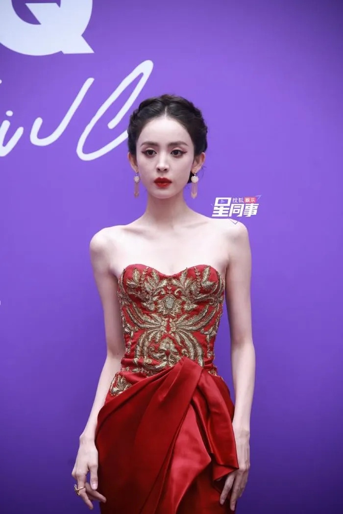 Cổ Lực Na Trát là mỹ nhân Hoa ngữ được trông đợi nhất nhì tại sự kiện GQ Thịnh Điển. Nữ diễn viên từng nhiều lần "náo loạn" Hot Search Weibo trong diện mạo "chặt chém", cuốn hút. Thậm chí, Cổ Lực Na Trát gầy tới mức phần đầu của cô trở nên to hơn, tỷ lệ giữa đầu và vai không cân đối. Cổ Lực Na Trát cao tới 1,72 m nhưng nặng chưa tới 50 kg.