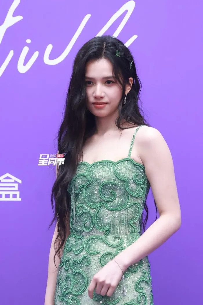 "Học trò Châu Tấn" Trương Tịnh Nghi bước lên thảm đỏ GQ Thịnh Điển mà không tung tạo hình trước. Nhan sắc xinh đẹp của nữ chính Tích Hoa Chỉ trong thiết kế của Georges Hobeika leo Hot Search Weibo.