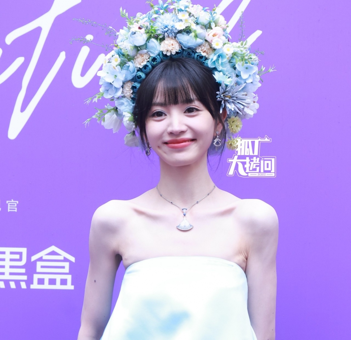 "Búp bê cổ trang" Điền Hi Vi có gương mặt xinh xắn, tràn đầy sức sống, tuy nhiên tay và vai của cô bị đánh giá là quá gầy dẫn tới gân guốc. Điền Hi Vi yêu thích vận động nên có bắp tay lớn. Tuy nhiên, thời gian gần đây, nữ diễn viên Khanh khanh nhật thường bị cho là giảm cân quá mức.