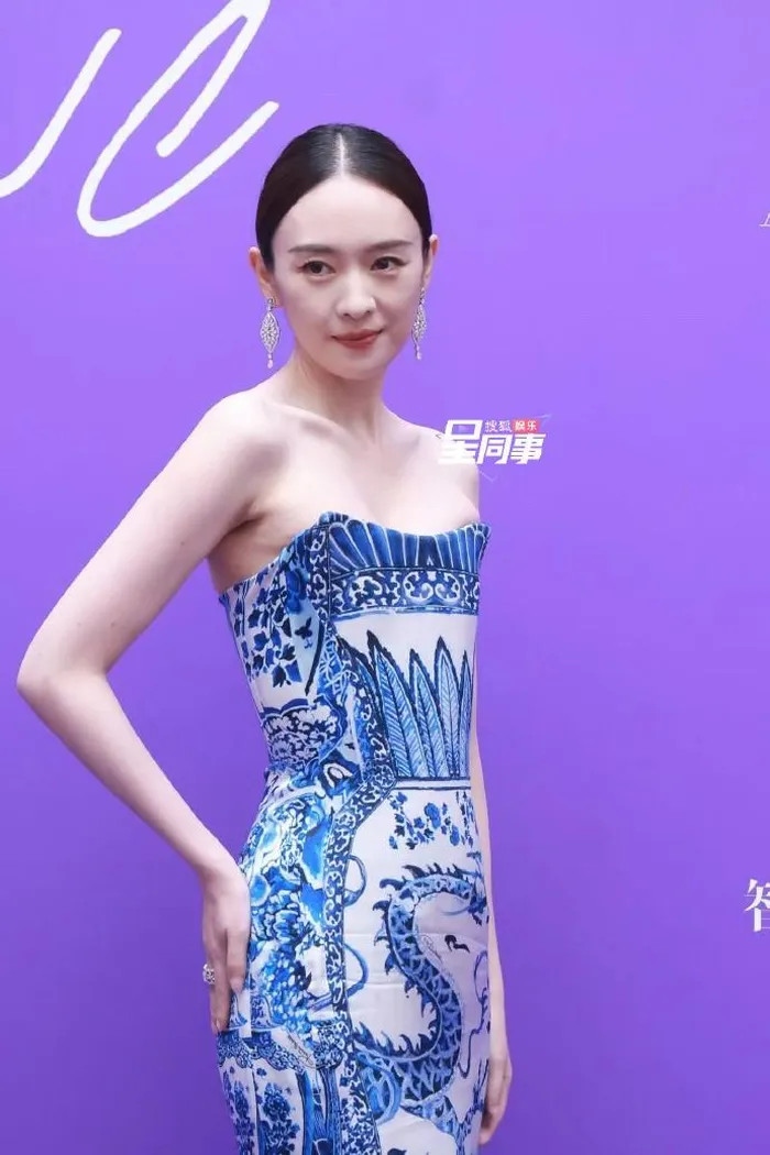 Đồng Dao diện thiết kế váy quây họa tiết sứ đến từ thương hiệu Roberto Cavalli. Nữ diễn viên khoe trọn xương quai xanh cùng bắp tay bé xíu.