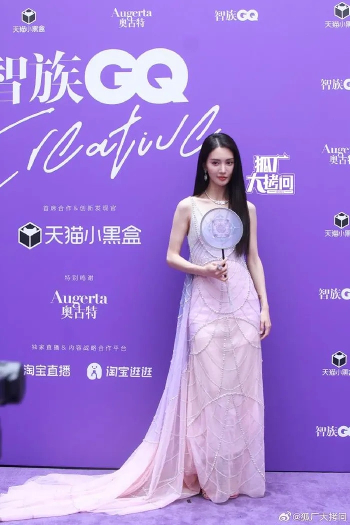 Kim Thần đem đến ngày hội váy Haute Couture Xuân Hè 2023 của Georges Hobeika cùng quạt cổ trang thêu thủ công. Diện mạo đầy chất thơ của nữ diễn viên trên thảm đỏ được khen ngợi. Tuy nhiên, Kim Thần luôn bị phàn nàn bởi thân hình mỏng manh, gầy đến mức chỉ còn da bọc xương. Trong nhiều bộ trang phục, vòng một và vòng ba của cô dường như biến mất.