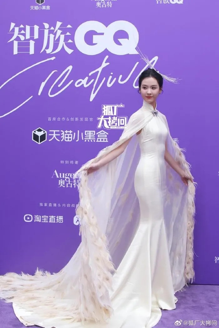 Dàn mỹ nhân Hoa ngữ khoe sắc trong váy áo Haute Couture đổ bộ thảm đỏ sự kiện GQ Thịnh Điển. Trong đó, Trần Đô Linh được nhận xét là có bộ trang phục đúng với chủ đề, đẹp nhất sự kiện. GQ Creative yêu cầu khách mời phải mặc trang phục theo phong cách truyền thống Trung Hoa. Lấy cảm hứng cổ phong, trang phục của Trần Đô Linh mang hơi hướng cổ trang với 1 màu trắng chủ đại, nhấn nhá những chi tiết thêu tay, đính đá nổi bật. Ngoài ra, phần áo choàng đính kết họa tiết lông chum công cũng làm bộ trang phục thêm phần bắt mắt.