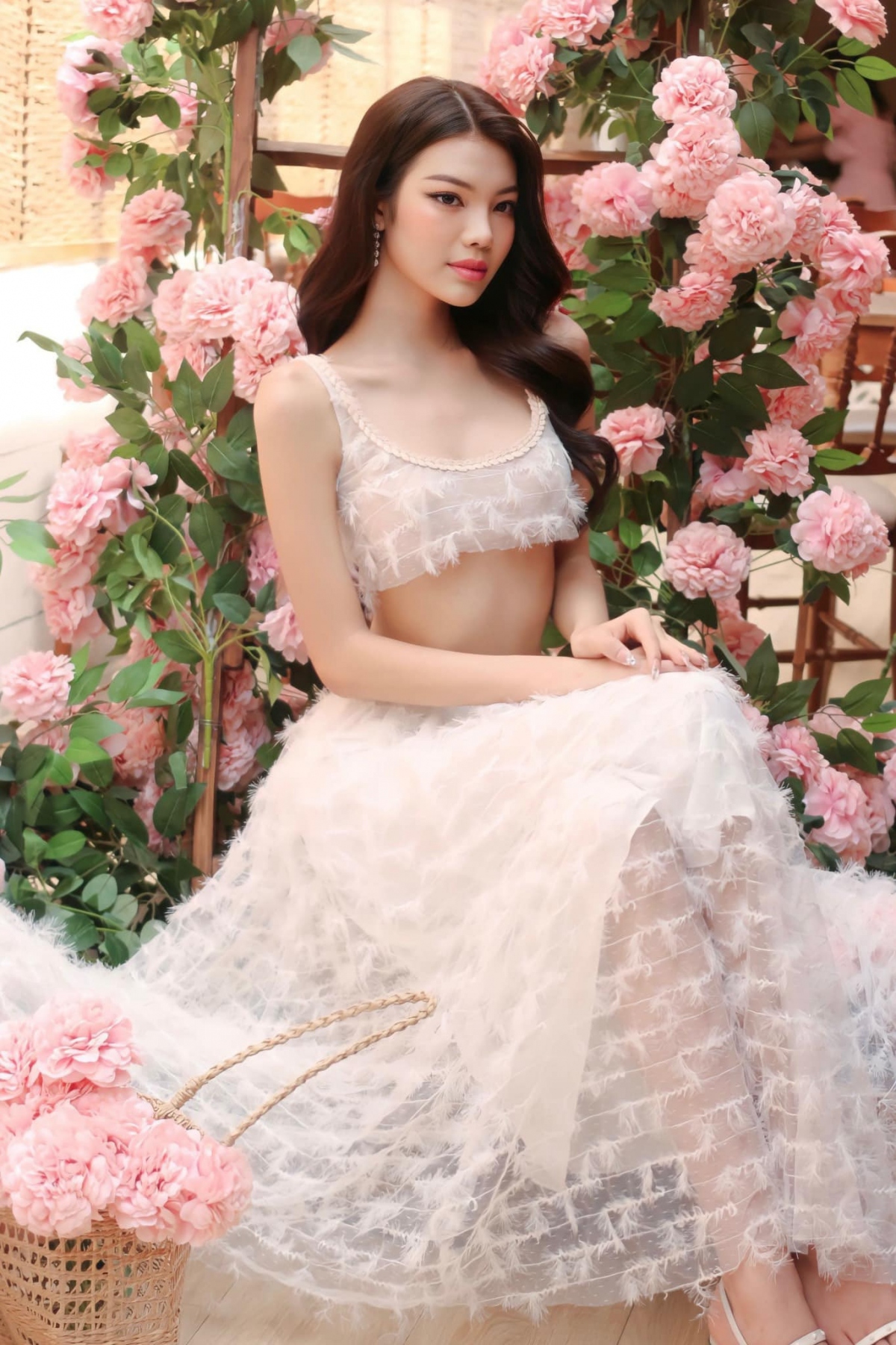 Ở tuổi 19, bên cạnh những thành tích đạt được, người đẹp chuyển giới còn thu hút mọi ánh nhìn bởi nhan sắc trong trẻo, nàng thơ nhẹ nhàng.