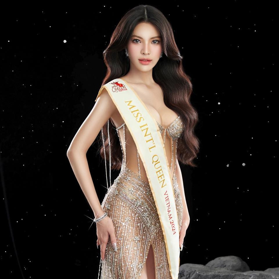 Nguyễn Tường San sinh năm 2005, quê Khánh Hòa. Cô sở hữu chiều cao 1,79m, số đo hình thể nóng bỏng. Trước đó, người đẹp chuyển giới từng tham gia Miss International Queen Vietnam 2023. Cô trở thành học trò của Á hậu Thủy Tiên và giành ngôi vị á quân 1