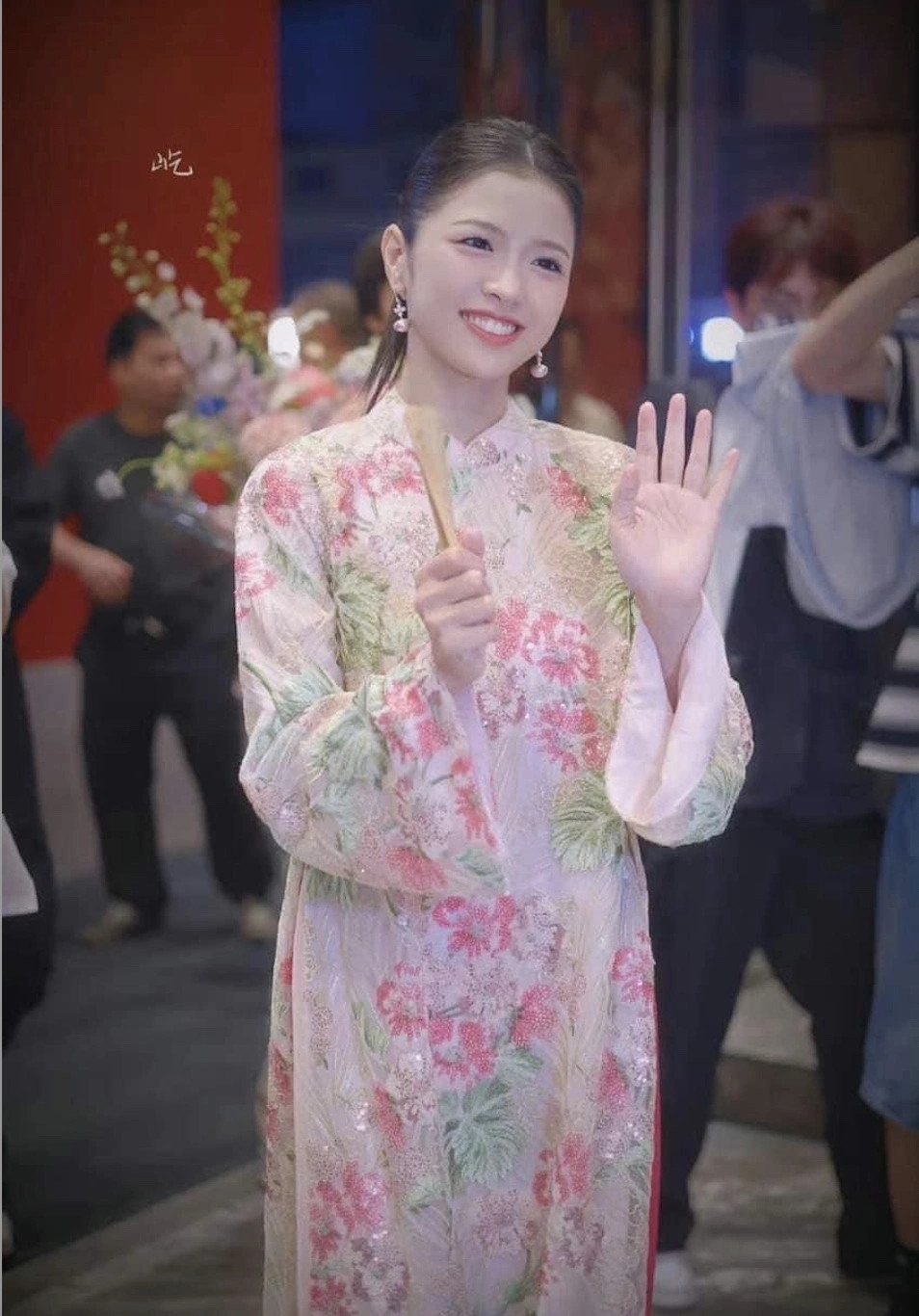 Mới đây, Suni Hạ Linh khiến người hâm mộ thích thú khi đăng tải đoạn clip hướng dẫn các nghệ sĩ Trung Quốc như Vinida, Lý Gia Cách hát ca khúc dân ca Bắc Bộ quen thuộc Bèo dạt mây trôi. Đoạn clip ngắn của Suni lập tức thu hút nhiều sự quan tâm của khán giả Việt Nam lẫn Trung Quốc. Trên mạng xã hội TikTok, nhiều khán giả tỏ ra bất ngờ trước khả năng hát tiếng Việt hệt như người bản địa của nữ ca sĩ, rapper Vinida, đồng thời mong muốn Suni Hạ Linh sẽ cho ra mắt thêm nhiều vlog tương tự với các nghệ sĩ tại chương trình Đạp gió trong thời gian tới.