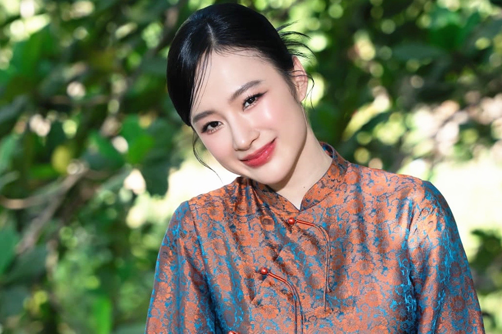 Mới đây, Phương Trang - em gái Angela Phương Trinh - có những chia sẻ xoay quanh phát ngôn gây tranh cãi của chị gái. Phương Trang cho biết cô và gia đình đau lòng, cố gắng khuyên nhủ Angela Phương Trinh nhưng không cải thiện được thực trạng. "Chị ấy không còn là người tôi biết trước đây. Những gì chị tôi thể hiện bây giờ không giống với những gì chị ấy từng dạy tôi". Phương Trang cũng tiết lộ Angela Phương Trinh cắt liên lạc với gia đình từ lâu. Cô không khỏi lo lắng khi nghe những thông tin tiêu cực về chị gái.