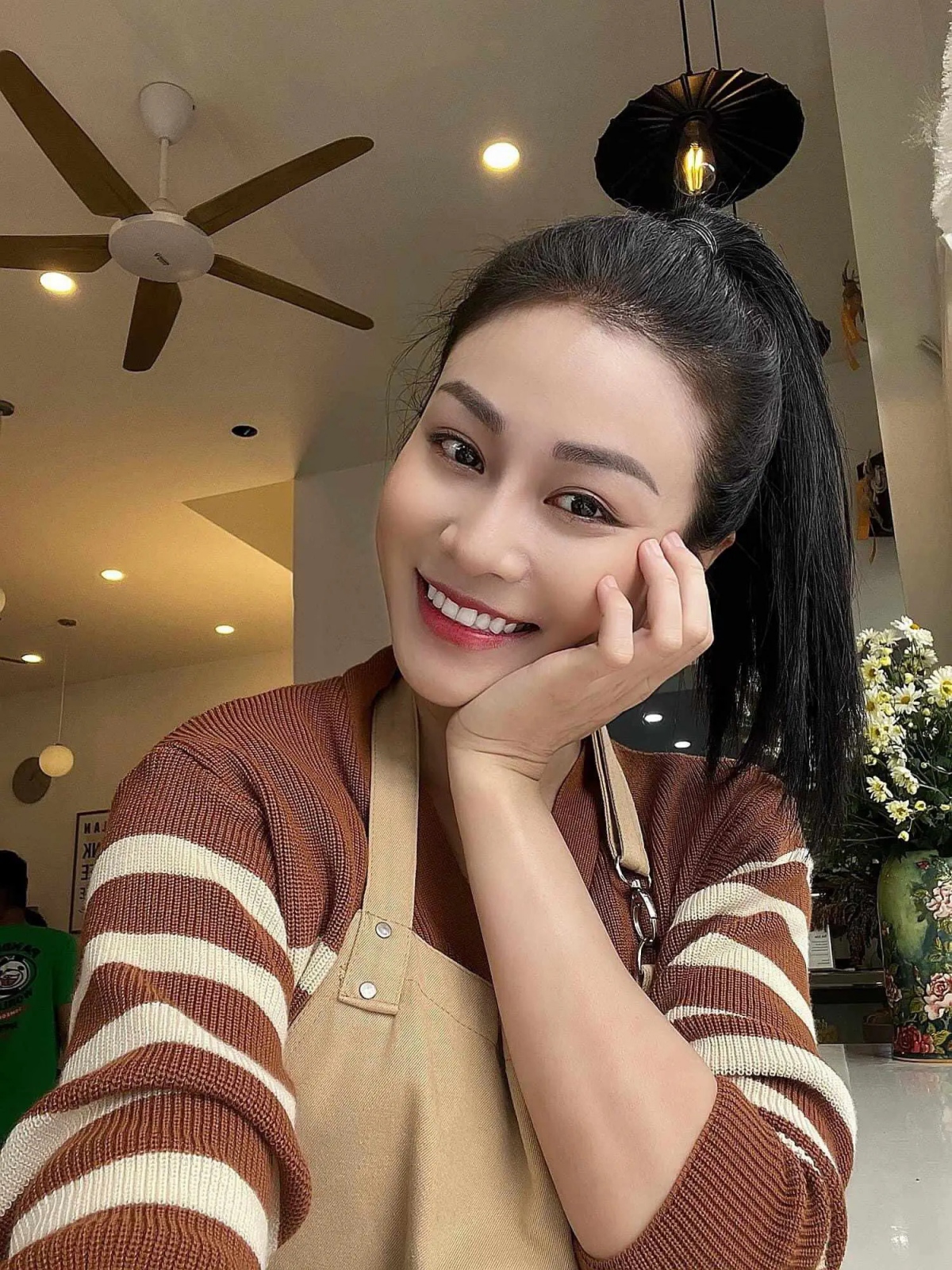 Diễn viên Quỳnh Châu chia sẻ, cô không nghĩ rằng vai diễn của cô lại được yêu mến nhiều như vậy. Tình cảm của khán giả chính là động lực thôi thúc người đẹp sinh năm 1998 càng thêm trân quý nghề diễn xuất. "Tôi nghĩ Diệp giống mình đến 70%, bởi tôi luôn tất bật, tự lo lắng mọi thứ, không chỉ cho bản thân mà còn gia đình. Không riêng tôi hay Diệp, mà có lẽ gần như mọi người đều hiểu rằng, cuộc sống mưu sinh chưa bao giờ dễ dàng. Nắm bắt được điều đó, tôi nghĩ để diễn ra nhân vật này không khó với mình", nữ diễn viên bày tỏ.