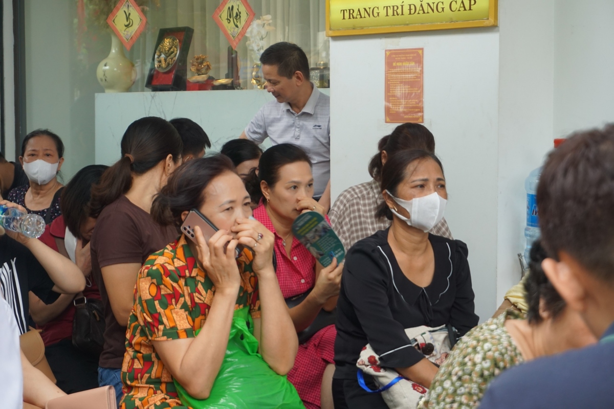 Nhiều người xếp hàng giữa trưa nắng chờ tới lượt