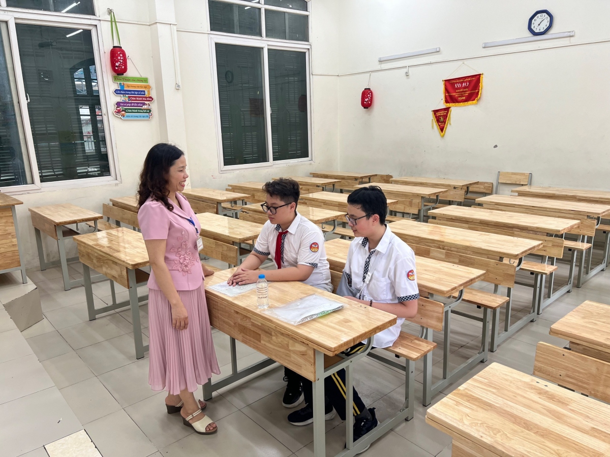 Nam sinh bị gãy tay phải và bạn viết bài hộ tại điểm thi THCS Nguyễn Công Trứ 