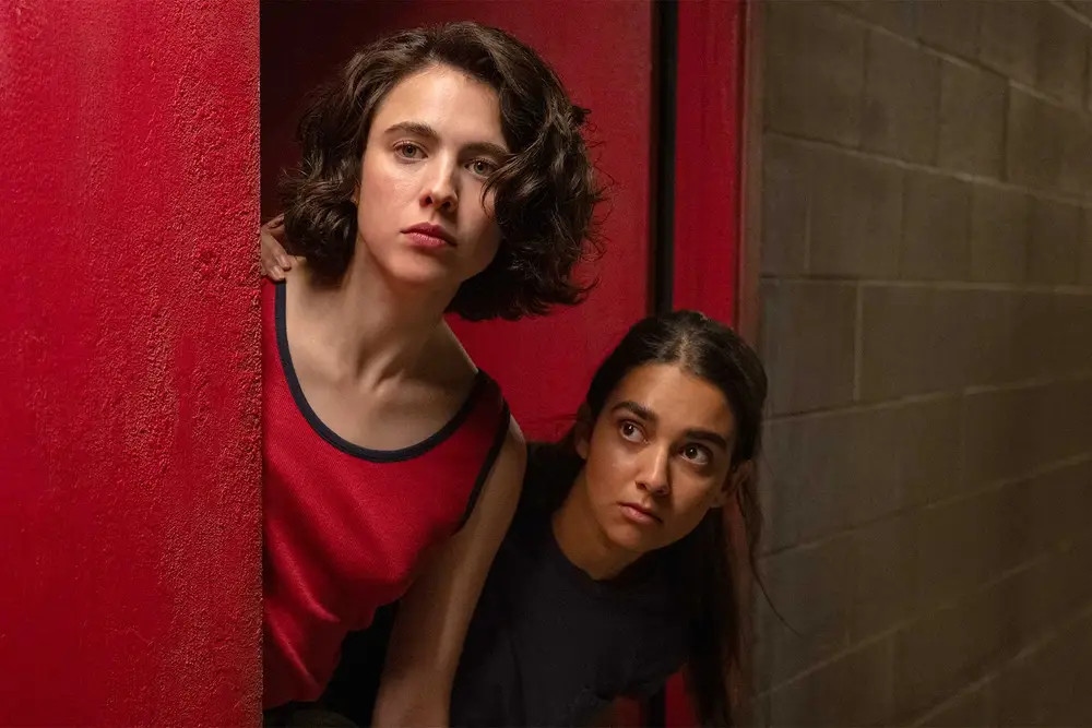Margaret Qualley và Geraldine Viswanathan trong "Drive-Away Dolls".
