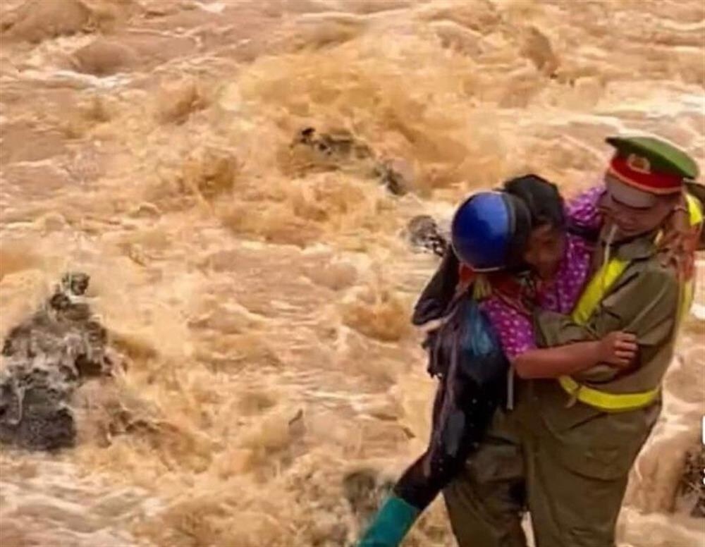 Thượng úy Nguyễn Mạnh Tường lao vào cơn lũ giải cứu người dân
