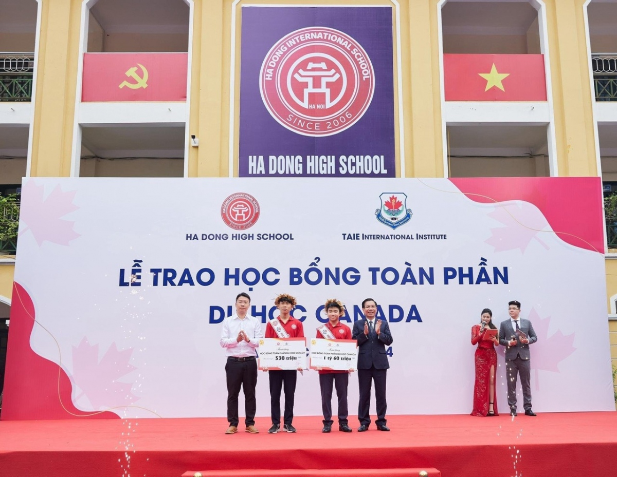 Từ năm học 2024-2025, ngay khi kết thúc học kỳ I, Nhà trường sẽ chọn ít nhất 30 học sinh có kết quả học tập cao nhất để trao học bổng du học tại Canada, trong đó có từ 1 đến 5 học sinh được trao học bổng toàn phần.