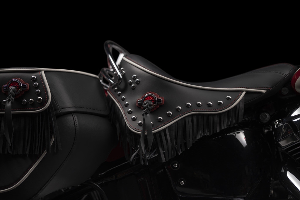 Một trang bị đáng chú ý khác là phần yên xe. Harley-Davidson Hydra-Glide Revival sở hữu yên solo với các đường may màu trắng và đỏ đi kèm một cặp túi yên bằng da cực kỳ đẹp.