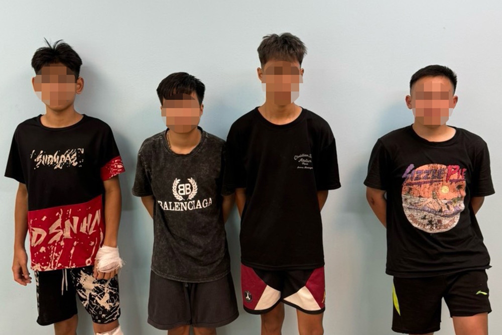 Đối tượng Nguyễn Thế Tuyền (đứng ngoài cùng bên phải) và nhóm thanh thiếu niên tại cơ quan công an (Ảnh: CACC)