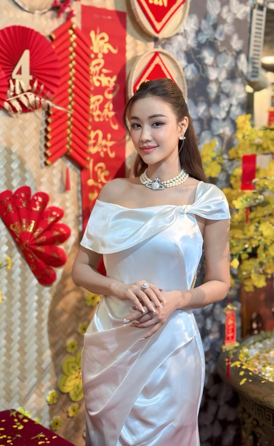 Xuất thân là người mẫu nhưng năm 2009 người đẹp 34 tuổi lấn sân sang ca hát và đóng phim.