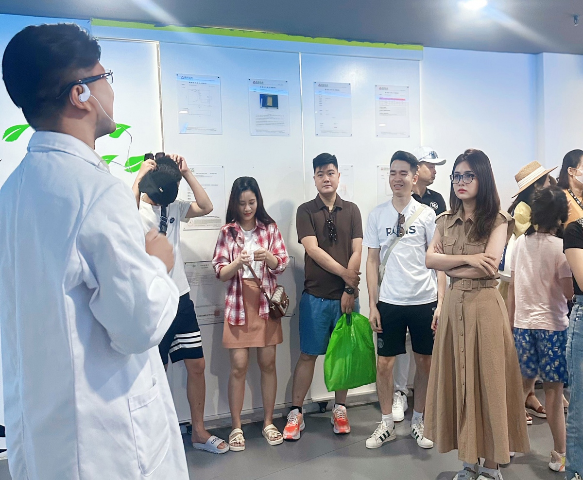 Đoàn khảo sát cơ sở du lịch y tế tại tỉnh Hải Nam, Trung Quốc. Ảnh: Diễm Hằng