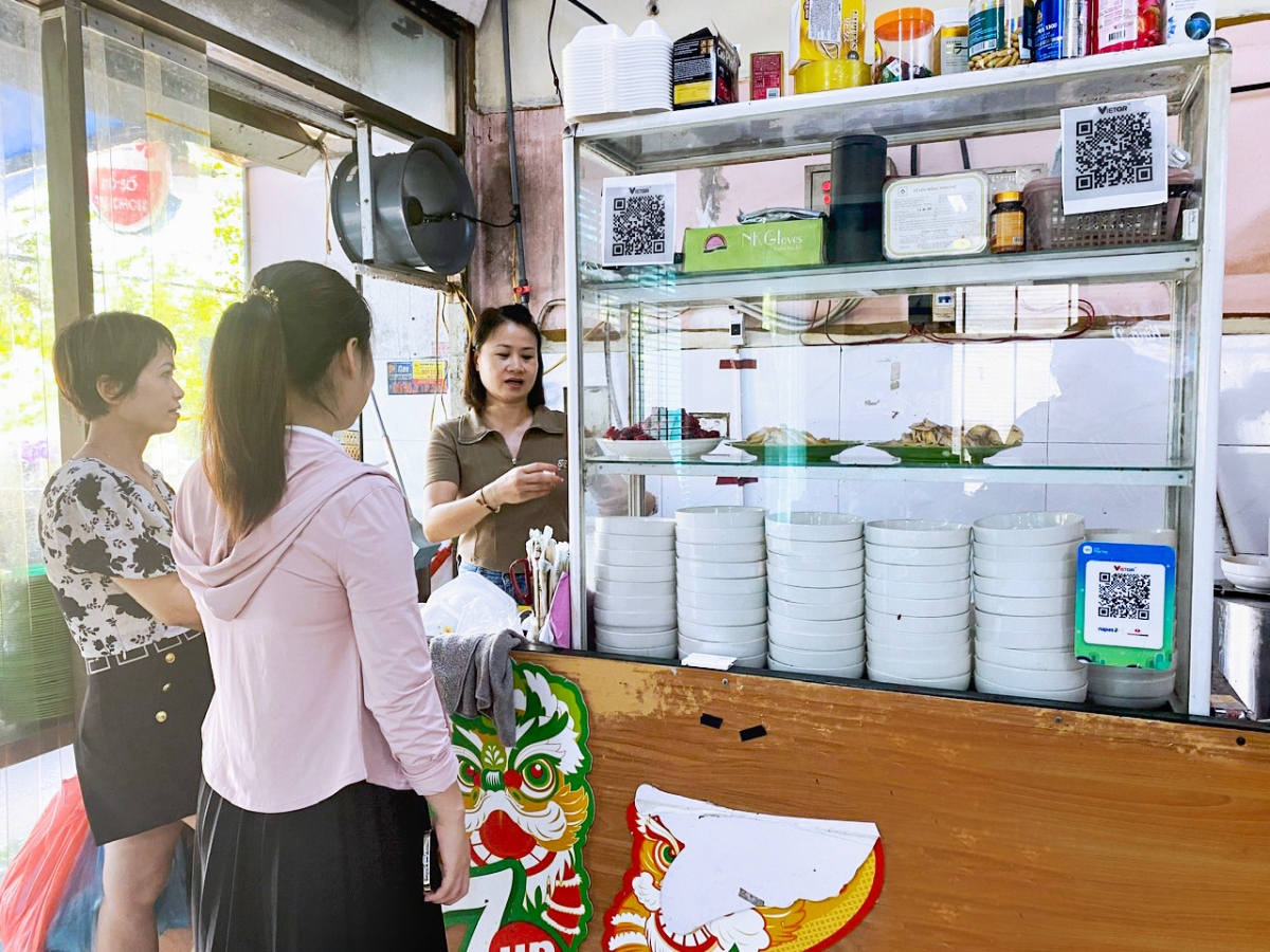 Thanh toán qua QR code đang dần thay thế cho tiền mặt tại các cửa hàng nhỏ