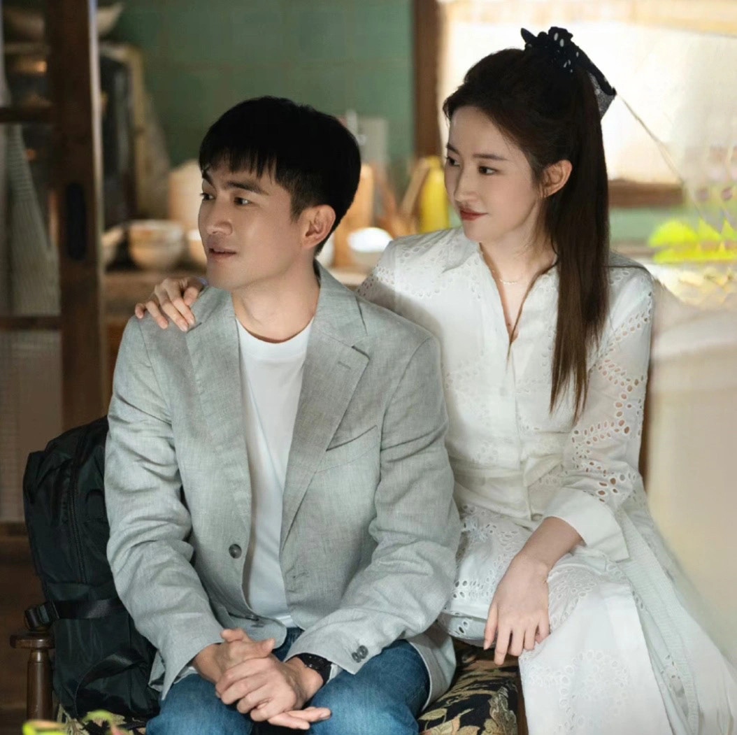 Người đàn ông xuất hiện thứ 2 trong chuyện tình của Lưu Diệc Phi do Lâm Canh Tân thủ vai. Nhân vật Phương Hiệp Văn trong "Câu chuyện hoa hồng" này không được lòng người hâm mộ vì vừa nghèo, vừa gia trưởng, luôn tìm cách kiểm soát nữ chính Hoàng Diệc Mai. 