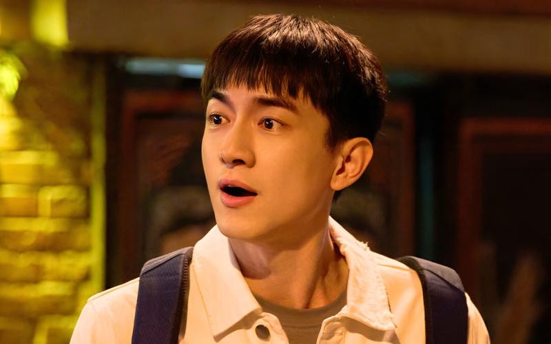 Trước khi Phương Hiệp Văn xuất hiện, Hoàng Diệc Mai rơi vào trạng thái đau khổ cực độ vì mối tình lãng mạn đứt gánh giữa đường. Điều này đã giáng một đòn nặng nề lên Hoàng Diệc Mai, khiến cô có cảm giác bị bỏ rơi. Vì thế cô lựa chọn anh chàng kém cỏi hơn là Phương Hiệp Văn để có cảm giác an toàn. Cùng với sự tán đồng của mẹ, Hoàng Diệc Mai đã chấp nhận cuộc hôn nhân chênh lệch, chuyển đến Bắc Kinh vì công việc của chồng.