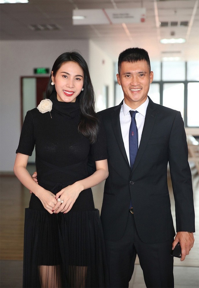 Công Vinh chia sẻ rằng cả hai vợ chồng đã bị cha mẹ hai bên gia đình "giáo huấn" vì những tin đồn thất thiệt trên mạng xã hội. Anh hài hước tự nhận mình và Thủy Tiên là "cặp đôi dễ bị đồn đoán chuyện ly hôn" mỗi khi có sơ suất nhỏ. “Hôm qua bố mẹ hai bên gọi điện giáo huấn một tràng rất lâu. Hai vợ chồng ngơ ngác chẳng hiểu ý gì. Riêng bố còn qua tận nhà nói chuyện. Té ra ông bà đọc thông tin báo lá cải trên mạng nên nghi hai vợ chồng ly dị. Quá khổ!”, Công Vinh cho hay.