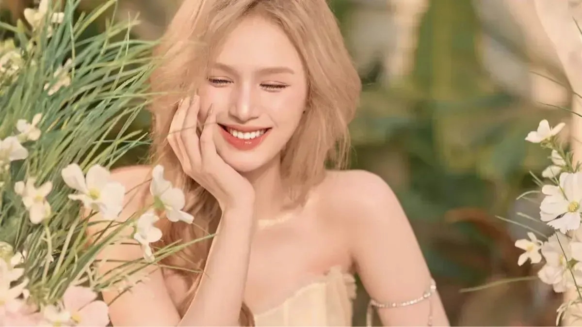 Tối 20/6, Xoài Non livestream, chia sẻ những thông tin liên quan đổ vỡ hôn nhân của mình và Xemesis (doanh nhân Hiếu Nghiêm). Xoài Non cho biết cô và Xemesis chia tay trong hòa bình, cả hai vẫn nói chuyện qua lại. Xoài Non cũng phủ nhận chuyện phụ thuộc tài chính chồng cũ và nhận số tiền 20 tỷ đồng mới đồng ý ly hôn. 