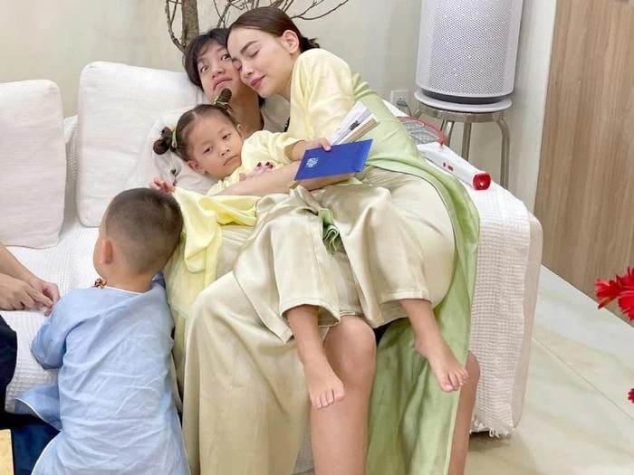 Hai phía gia đình hỗ trợ, đồng hành cùng Subeo trên hành trình trưởng thành. Với Hà Hồ, con trai sống trong hoàn cảnh có điều kiện nhưng giản dị, không đua đòi và biết yêu thương, quan tâm đến người khác. Cô nói con trai thích gọi tên tiếng Anh là Henry thay vì tên Subeo như ở nhà.