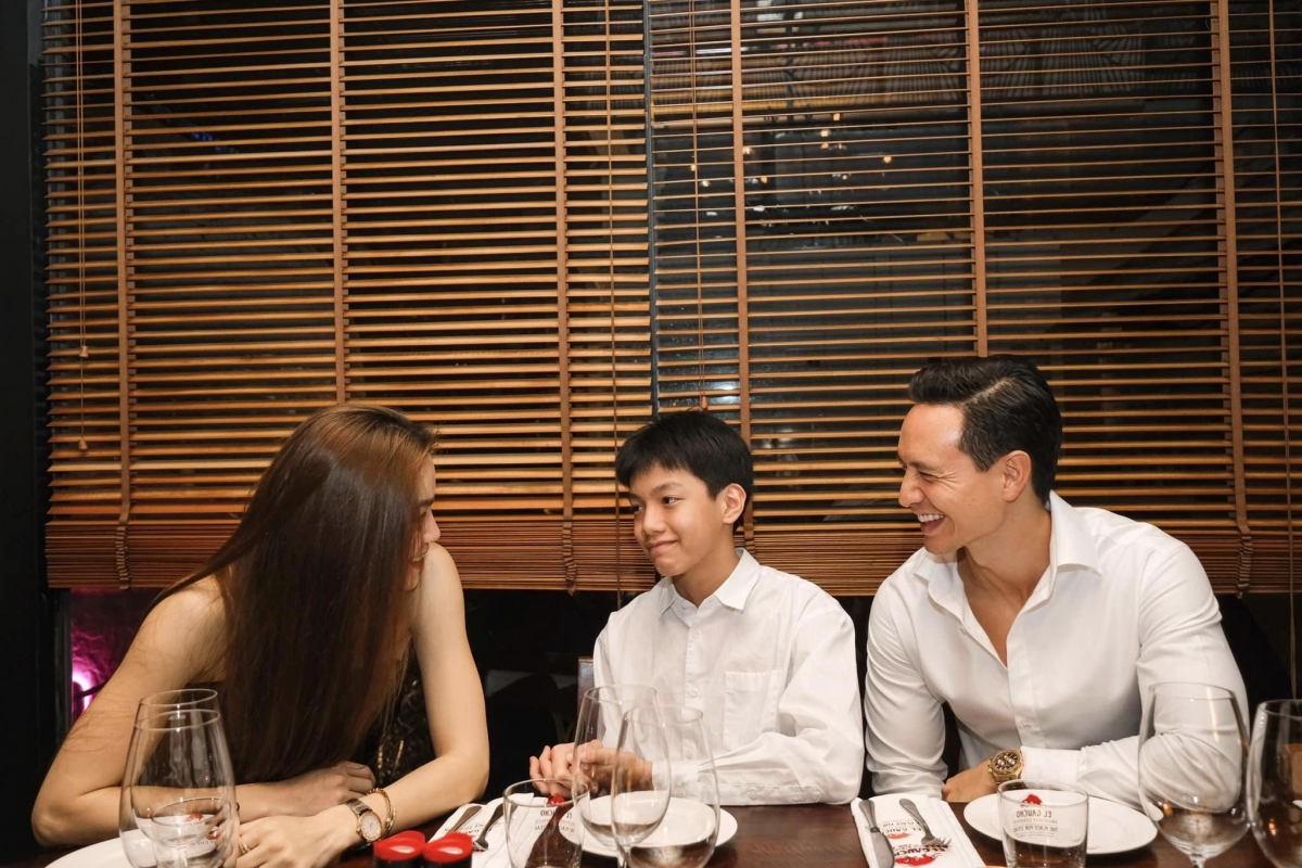 Không quá phô trương, gia đình 3 thành viên đã có buổi ăn tối thân mật, ấm cúng và cùng chúc mừng tuổi mới của Subeo. “14 năm được làm mẹ của con thật hạnh phúc và có ý nghĩa trong đời. Chúc con luôn bình an nhé cậu cả”, nữ ca sĩ nhắn nhủ đến con trai đầu lòng. 
