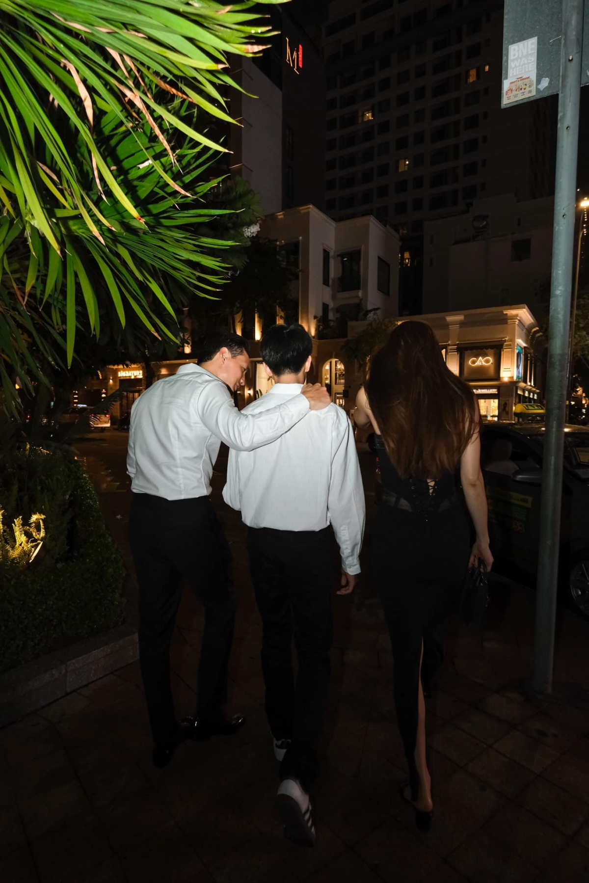 Subeo diện áo sơ mi trắng trong bữa tiệc, chiều cao vượt trội ở độ tuổi 14. Khi đứng cạnh Kim Lý và Hà Hồ, cậu bé cao không kém cạnh. 