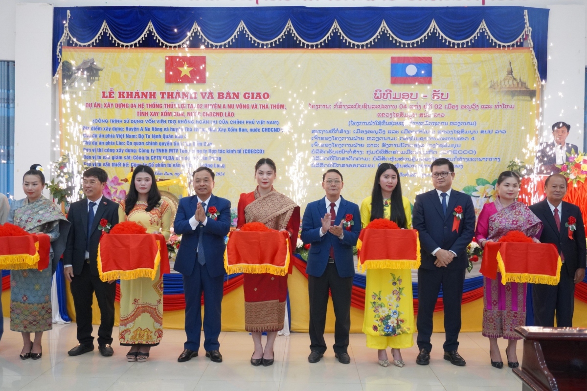 Các đại biểu cắt băng khánh thành dự án