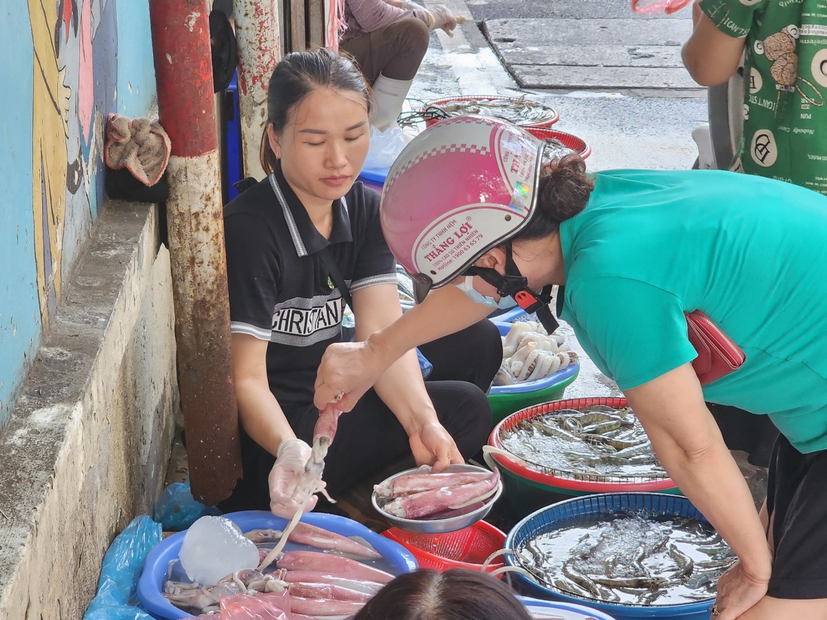 Giá thực phẩm tăng khiến người tiêu dùng đắn đo hơn khi đi chợ