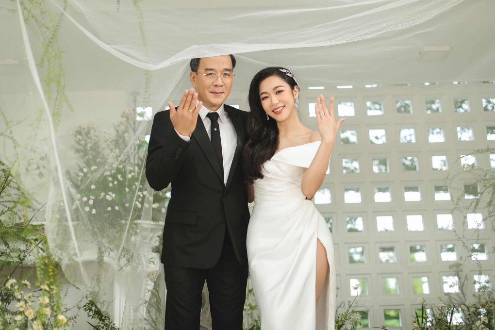 Mới đây, 'Vua cá koi' Thắng Ngô thả chiếc nhẫn cưới xuống nước, ẩn ý 'thấy nhẹ lòng' khi buông tay mối tình với vợ cũ - ca sĩ Hà Thanh Xuân. Trước đó, Thắng Ngô đeo chiếc nhẫn cưới thời gian dài dù vợ cũ đã tuyên bố kết thúc hôn nhân từ tháng 9/2023. Khi Hà Thanh Xuân nói: cuộc sống vợ chồng nhiều áp lực, cả hai ly thân vì không đồng điệu; anh vẫn khẳng định: "Không có chuyện chúng tôi chia tay. Vợ tôi stress quá nên nói linh tinh".