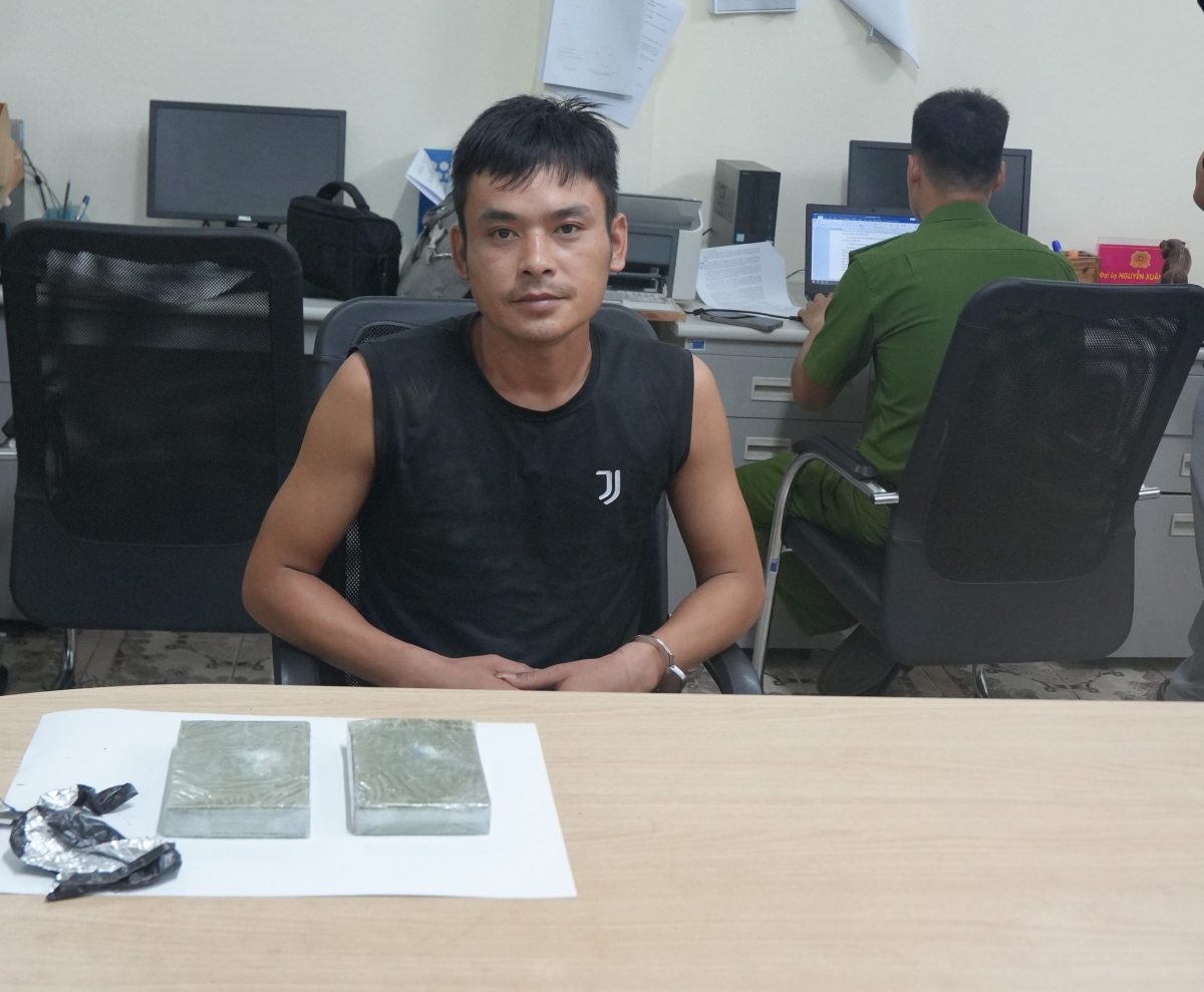 Đối tượng Mã Ích Lâm cùng tang vật là 2 bánh heroin