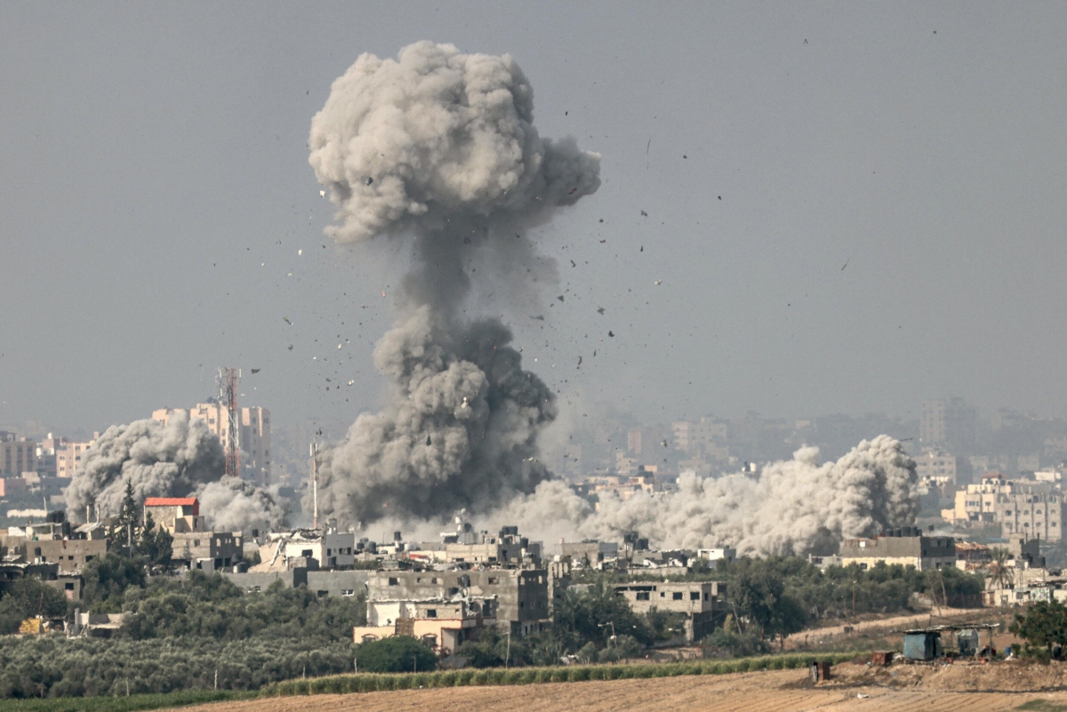 Ảnh chụp cho thấy khói bụi bốc lên từ miền bắc Dải Gaza sau một cuộc oanh kích của Israel (Ảnh: AFP)