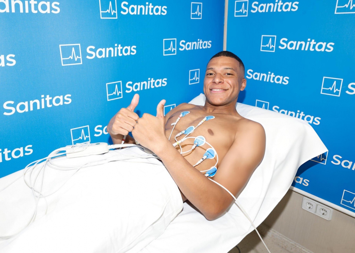 Trước khi lễ ra mắt chính thức bắt đầu, Mbappe đã tiến hành kiểm tra y tế và ký hợp đồng. 