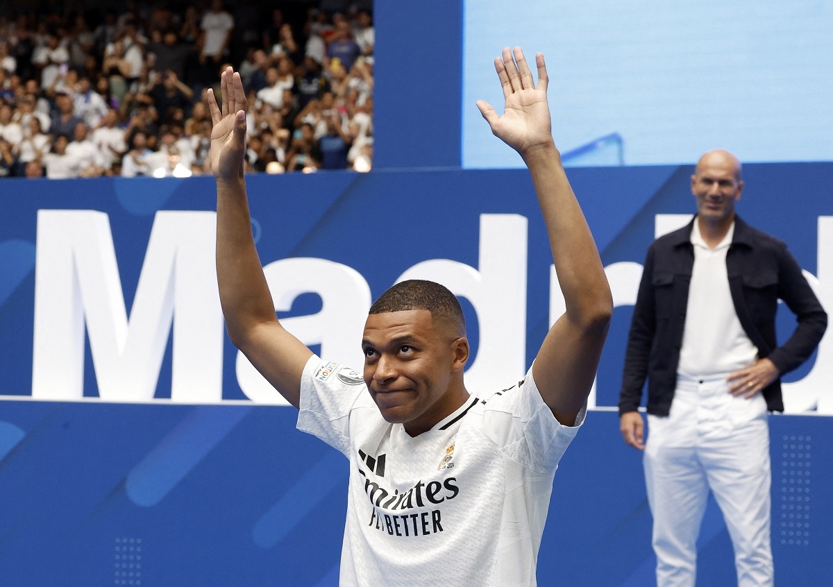 Mbappe vẫy chào khán giả khi tiến ra sân Bernabeu. 