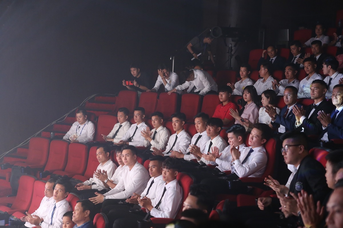 Cầu thủ xuất sắc nhất giải là Rafaelson của Nam Định nhưng chân sút ngoại này vắng mặt trong buổi trao giải. 
