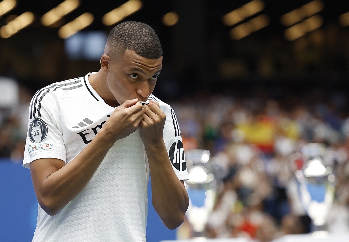 Chia sẻ tại buổi ra mắt Real Madrid, Mbappe nói: "Tôi đã mơ được chơi cho Real Madrid trong nhiều năm và hôm nay giấc mơ của tôi đã thành hiện thực. Tôi là một cậu bé hạnh phúc. Tôi muốn nói lời cảm ơn tới chủ tịch Perez, người đã tin tưởng tôi từ ngày đầu tiên. Nhiều chuyện đã xảy ra nhưng cũng xin cảm ơn tất cả những người đã đưa tôi đến đây".