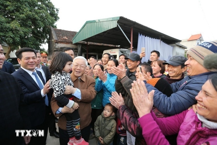 The Party leader meets local people of Tay An commune of Tien Hai district, Thai Binh province, during a working trip to the Red River delta locality. (Photo: VNA)