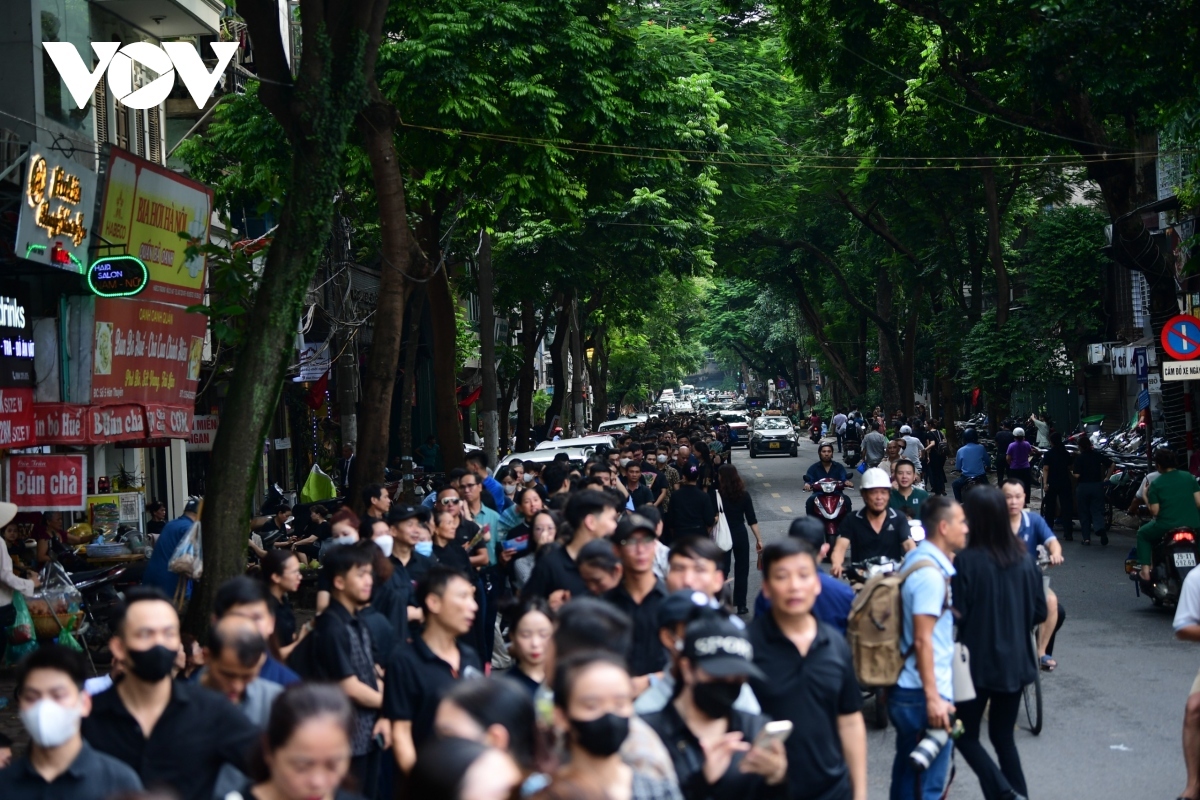 Thousands of people throng along major streets heading to the National Funeral House in Hanoi, waiting for their turn to say their last goodbyes to the respected leader.