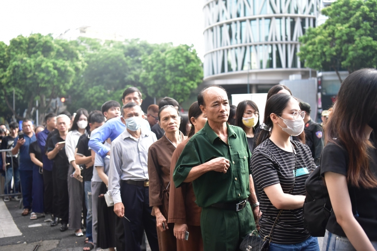 Many people from other localities leave their home at 3a.m., hoping to pay tribute to the Party leader in Hanoi.